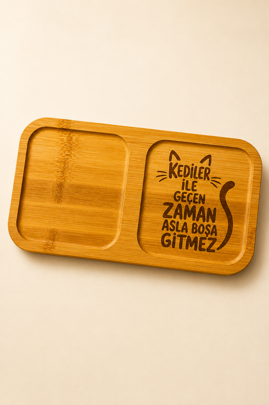 "Kediler ile Geçen Zaman Asla Boşa Gitmez" Yazılı Bambu Kahve Sunumluğu – Lazer İşlemeli Çift Bölmeli Sunum Tabağı