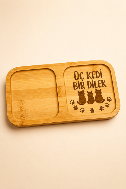"Üç Kedi Bir Dilek" Yazılı Bambu Kahve Sunumluğu – Lazer İşlemeli Çift Bölmeli Sunum Tabağı